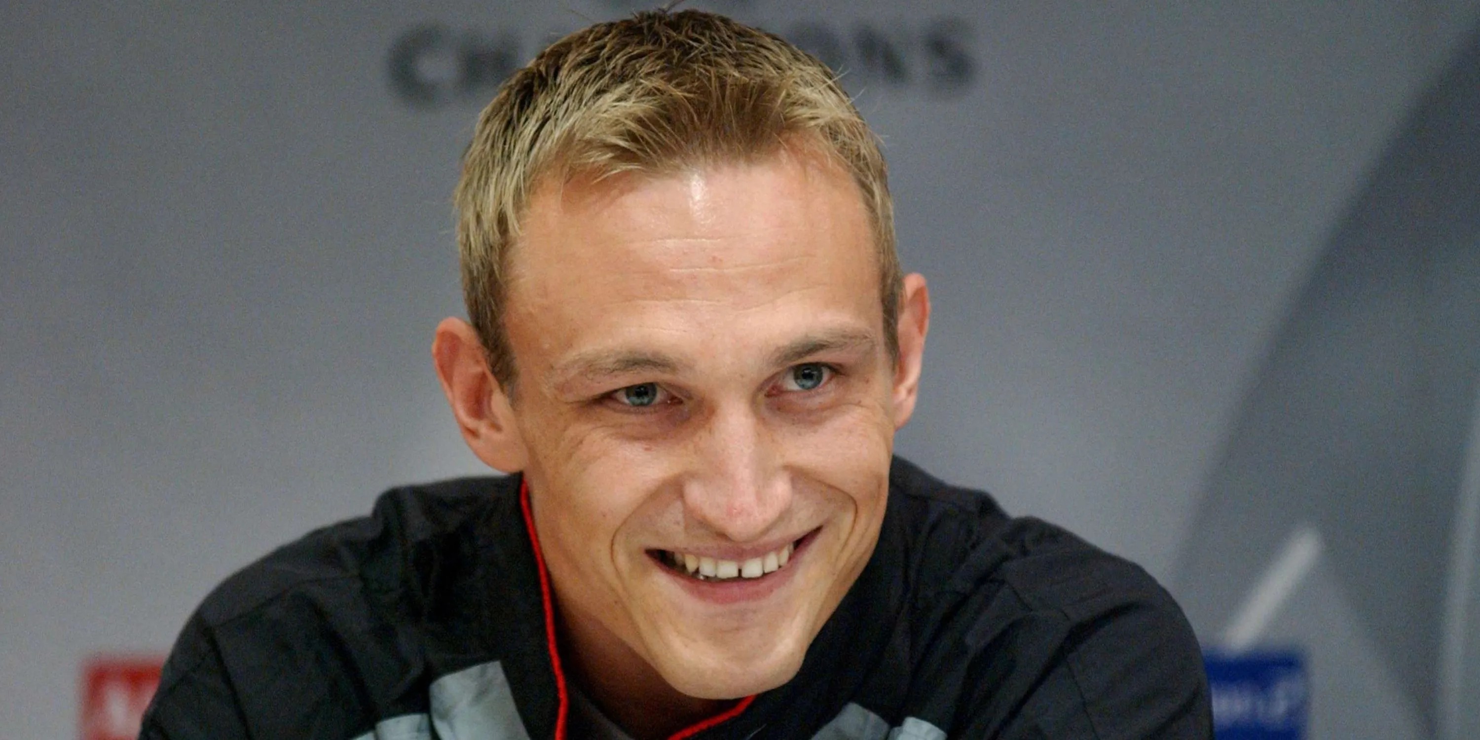 Sami Hyypia trong buổi họp báo của Liverpool.