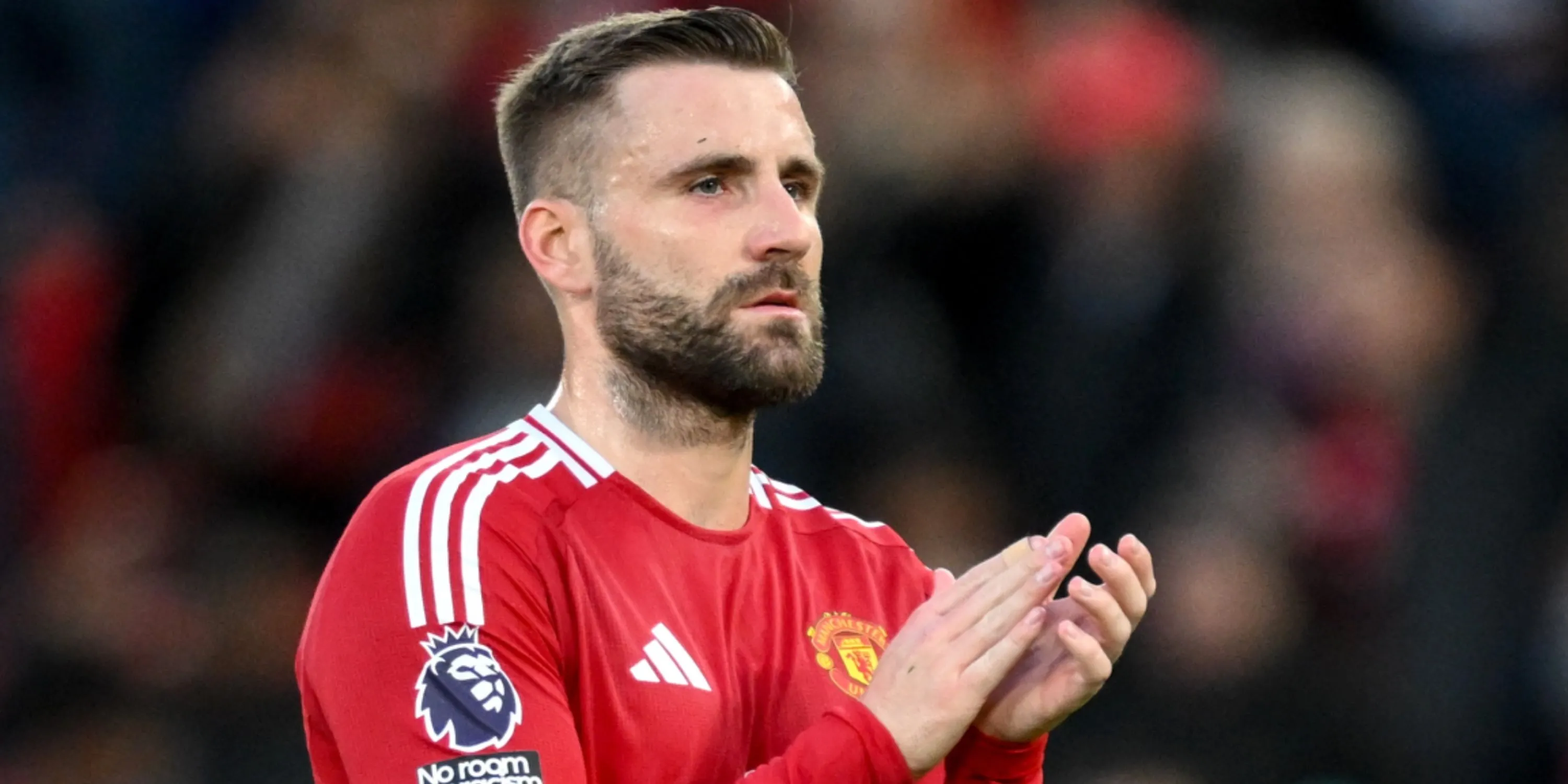 Hậu vệ Luke Shaw của Manchester United trên sân, người đang đối mặt với nguy cơ rời Old Trafford do chấn thương và chiến lược chuyển nhượng mới của câu lạc bộ.