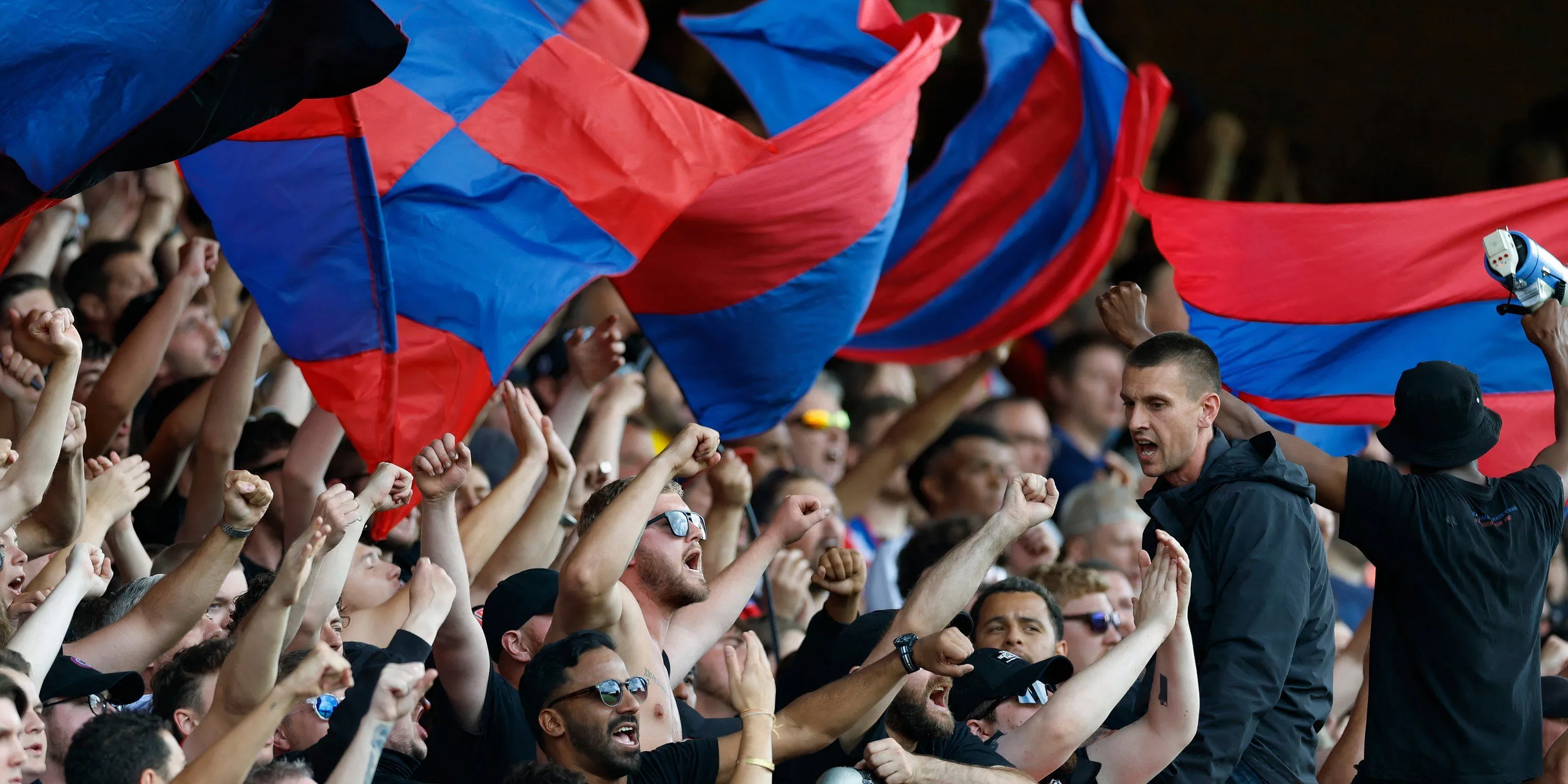 Hình ảnh cờ phạt góc chữ nhật theo quy định UEFA, đối lập với cờ tam giác của FA, minh họa cho các trận đấu châu Âu.