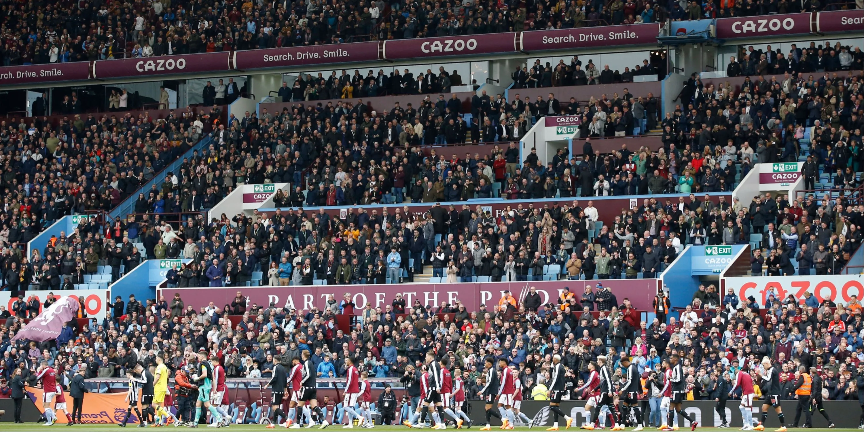 Khung cảnh rộng lớn sân vận động Villa Park của Aston Villa với các khán đài rực rỡ sắc màu