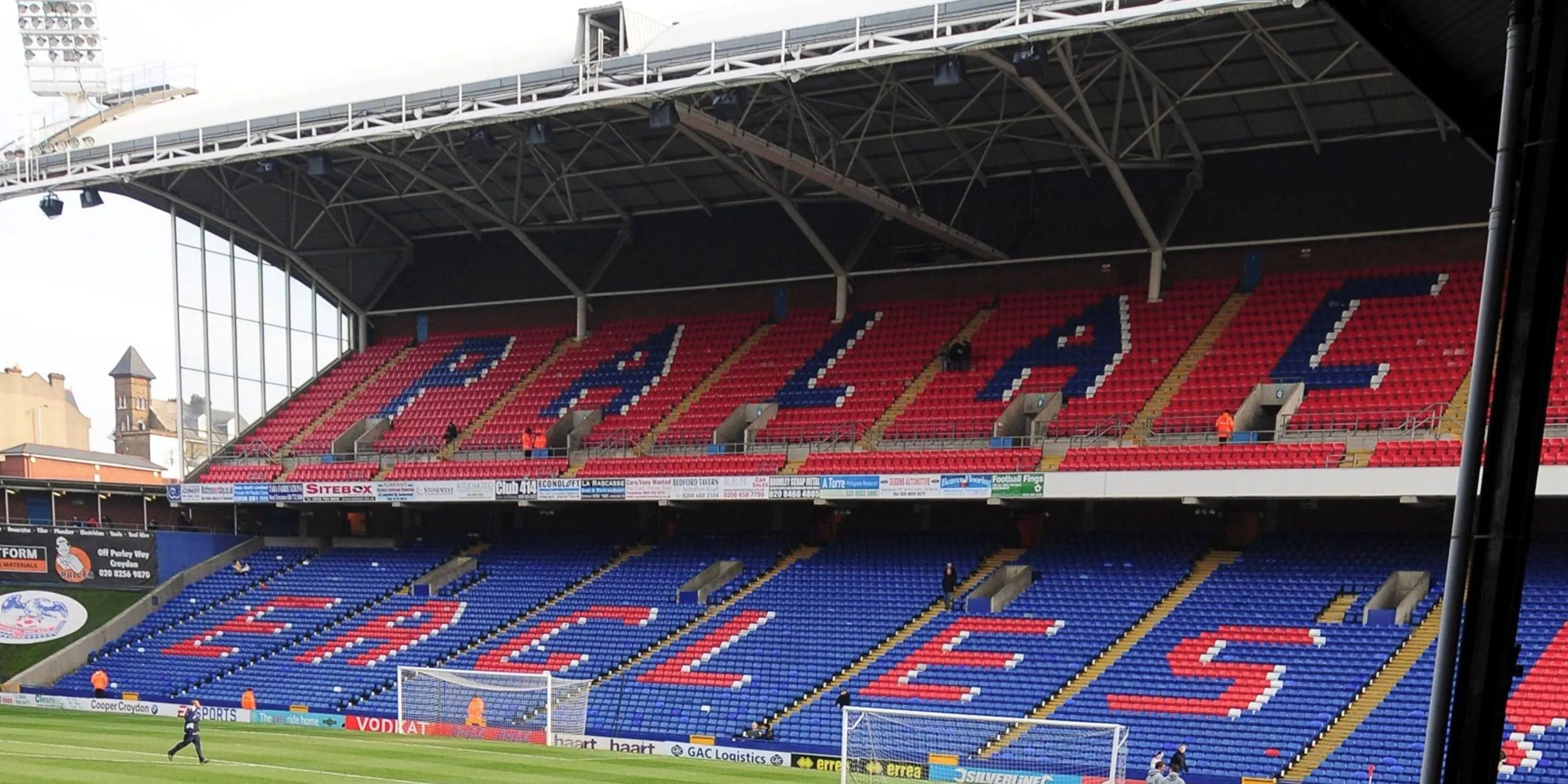 Một góc khán đài của sân Selhurst Park, sân nhà của Crystal Palace, trong ngày thi đấu