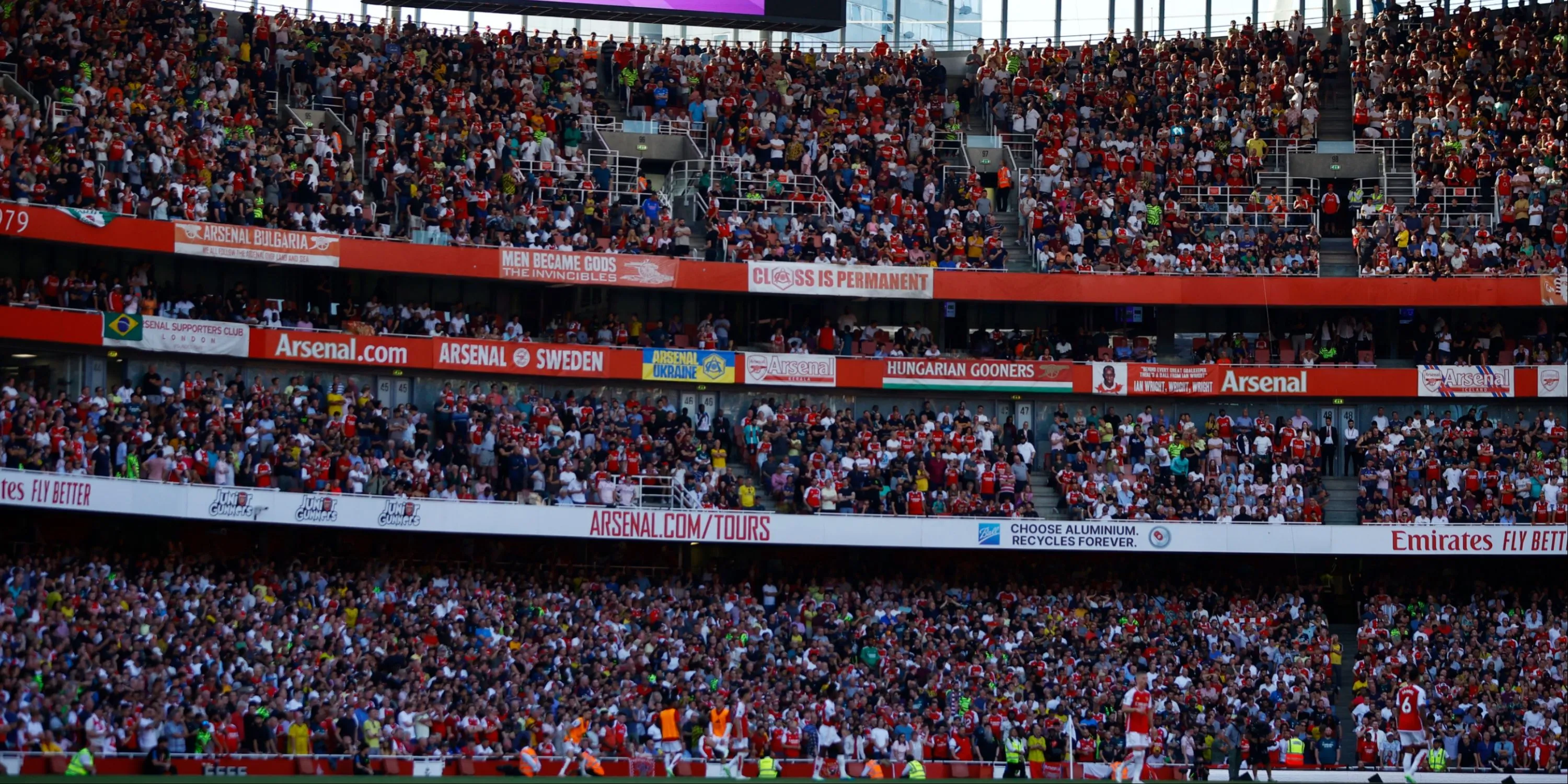 Sân vận động Emirates của Arsenal với khán đài đông kín cổ động viên trong một trận đấu Ngoại hạng Anh