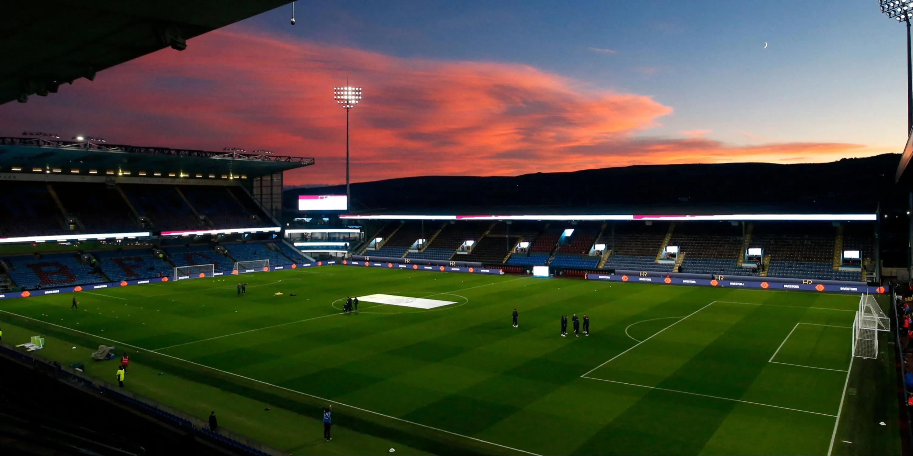 Sân vận động Turf Moor của Burnley với khán đài cổ kính, đông đúc người hâm mộ
