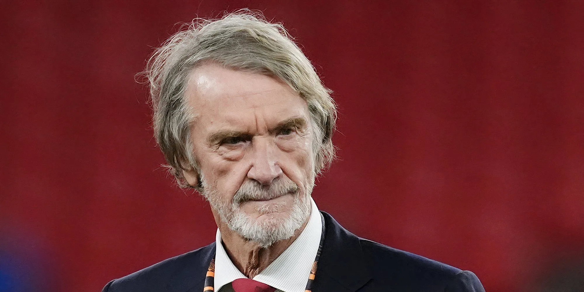 Sir Jim Ratcliffe, tỷ phú và người đồng sở hữu Manchester United, xuất hiện đầy nghiêm nghị