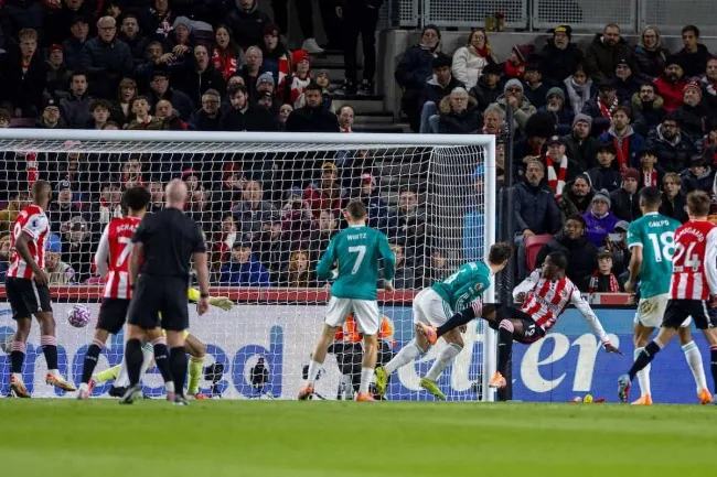 Liverpool bị khai thác ở các pha bóng cố định, hàng thủ mất tập trung trong các tình huống phạt góc và ném biên.