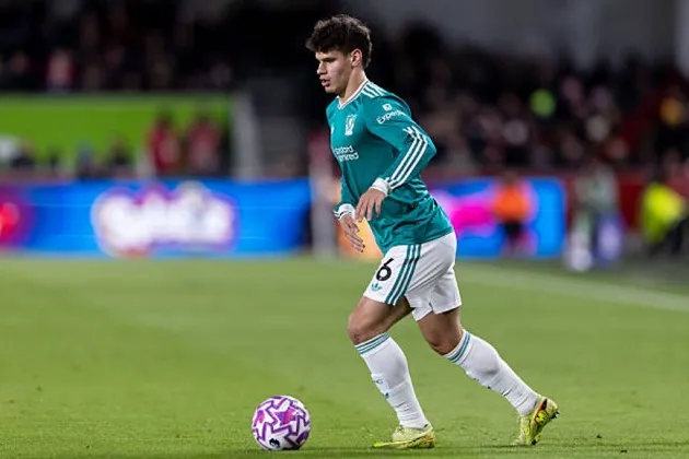 Milos Kerkez trong màu áo Liverpool, hậu vệ trái trẻ gặp khó khăn về vị trí và phong độ