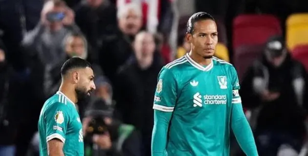 Virgil Van Dijk và Mohamed Salah trong màu áo Liverpool, biểu hiện sa sút cả về phong độ lẫn tinh thần đội bóng