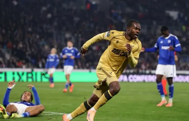 Tyrick Mitchell mở tỷ số trận đấu